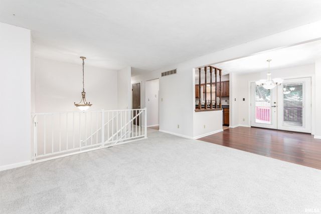 1315 W QUEENS COURT Road, Peoria, IL 61614
