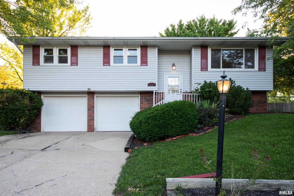 1315 W QUEENS COURT Road, Peoria, IL 61614