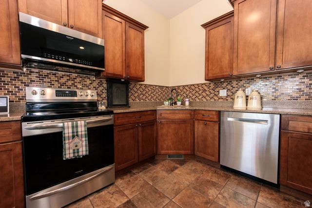 2611 W 2450 N, Farr West, UT 84404