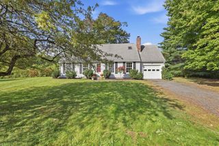 15 Surrey Ln, Amherst, MA 01002