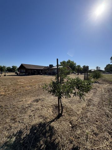 17702 Seabright Dr, Madera, CA 93638