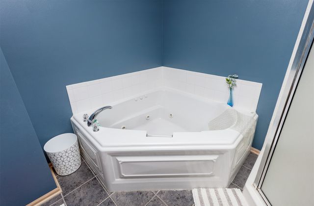 570 Stone Creek Court, West Des Moines, IA 50266