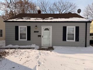 19404 Roscommon Street, Harper Woods, MI 48225