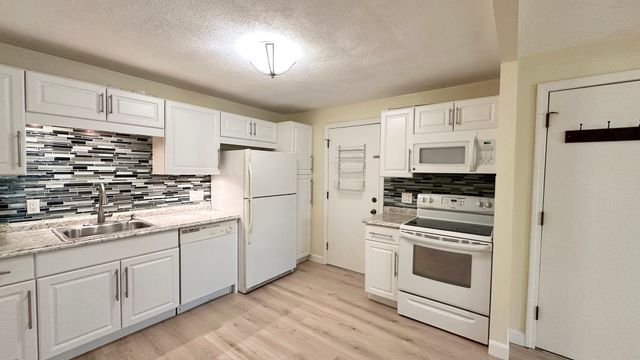 12 Strawberry Bank Rd 11, Nashua, NH 03062