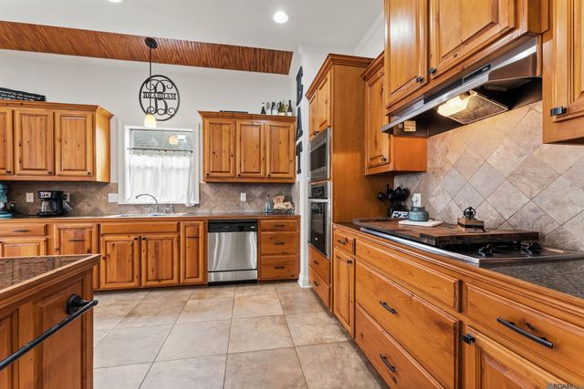 12490 Plantation Creek Dr, Geismar, LA 70734