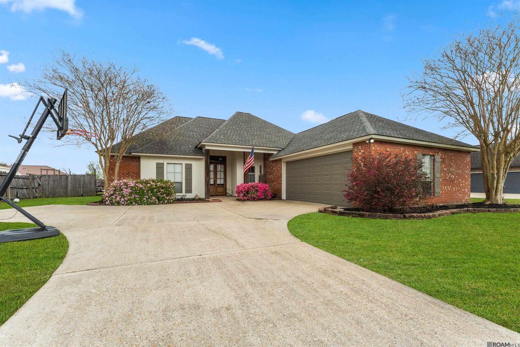 12490 Plantation Creek Dr, Geismar, LA 70734