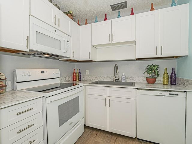 28 Vista Gardens Trail 105, Vero Beach, FL 32962