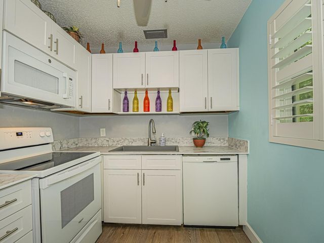 28 Vista Gardens Trail 105, Vero Beach, FL 32962