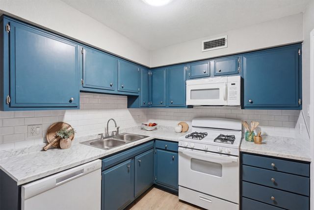 1401 Forest Edge Drive 8, Arlington, TX 76013