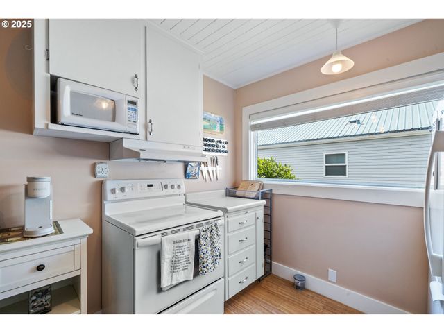 210 CYPRESS Ave, Garibaldi, OR 97118