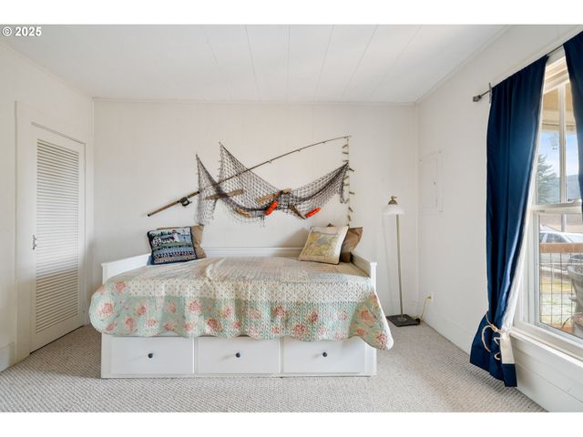 210 CYPRESS Ave, Garibaldi, OR 97118