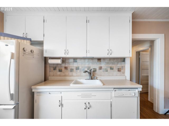 210 CYPRESS Ave, Garibaldi, OR 97118