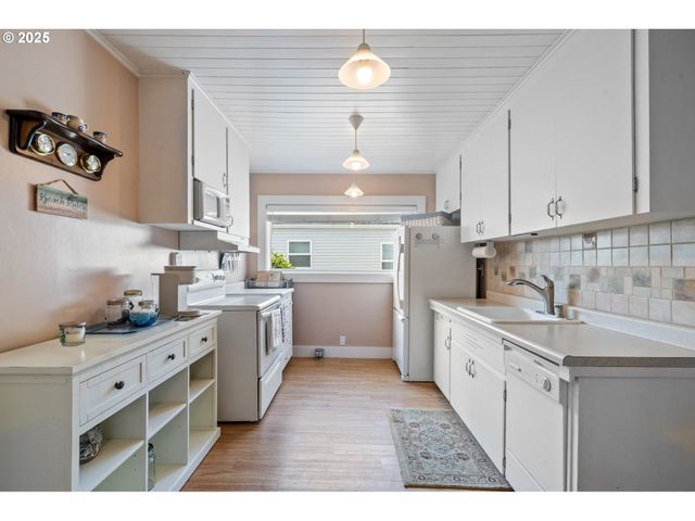 210 CYPRESS Ave, Garibaldi, OR 97118