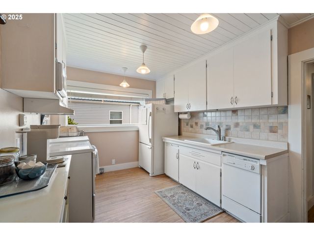 210 CYPRESS Ave, Garibaldi, OR 97118