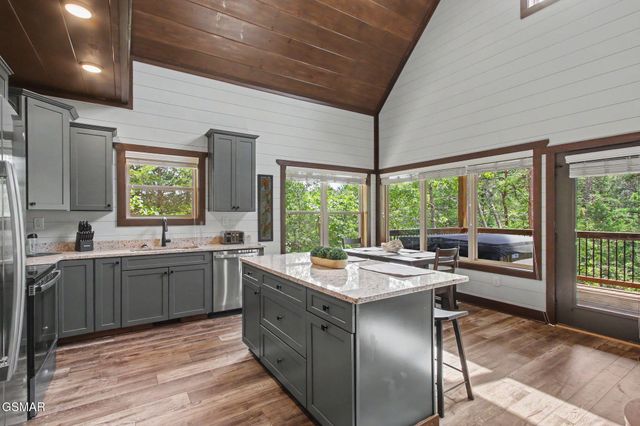 1756 Stinnett Road, Sevierville, TN 37876