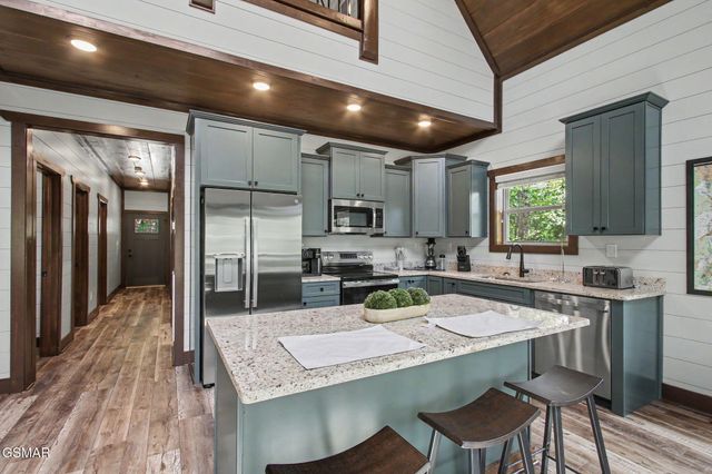 1756 Stinnett Road, Sevierville, TN 37876