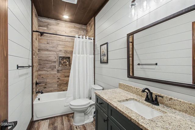 1756 Stinnett Road, Sevierville, TN 37876