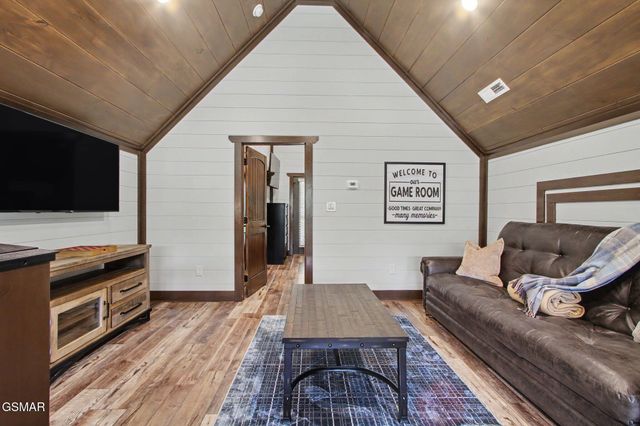 1756 Stinnett Road, Sevierville, TN 37876