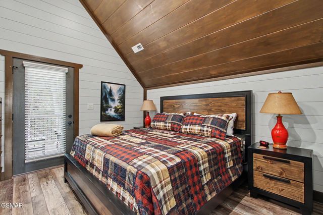 1756 Stinnett Road, Sevierville, TN 37876
