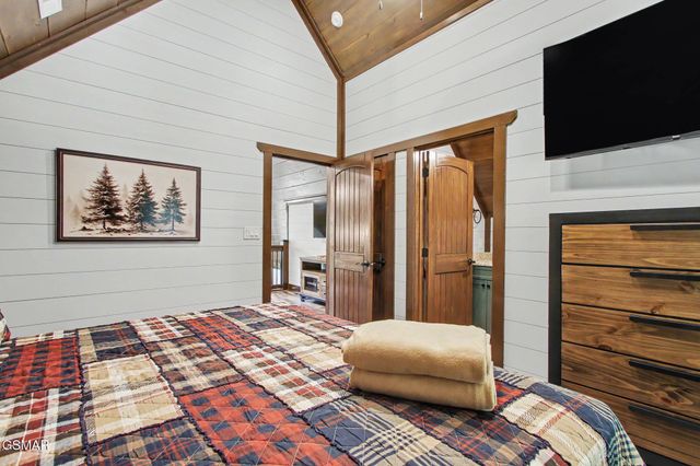 1756 Stinnett Road, Sevierville, TN 37876