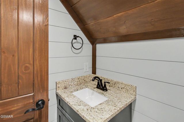 1756 Stinnett Road, Sevierville, TN 37876