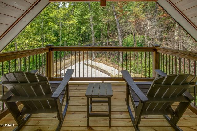 1756 Stinnett Road, Sevierville, TN 37876