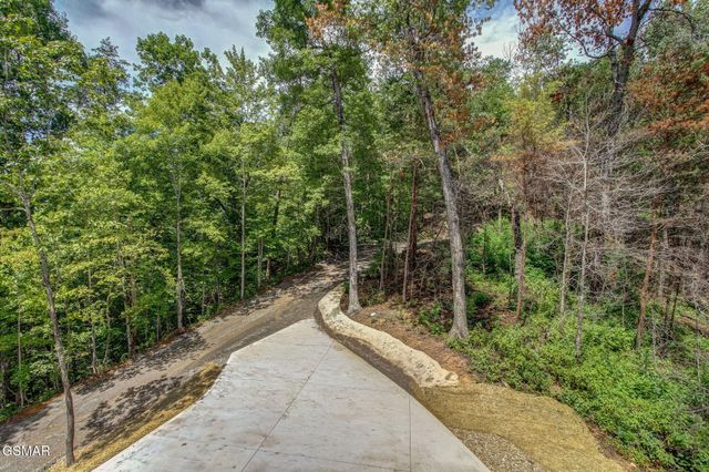 1756 Stinnett Road, Sevierville, TN 37876