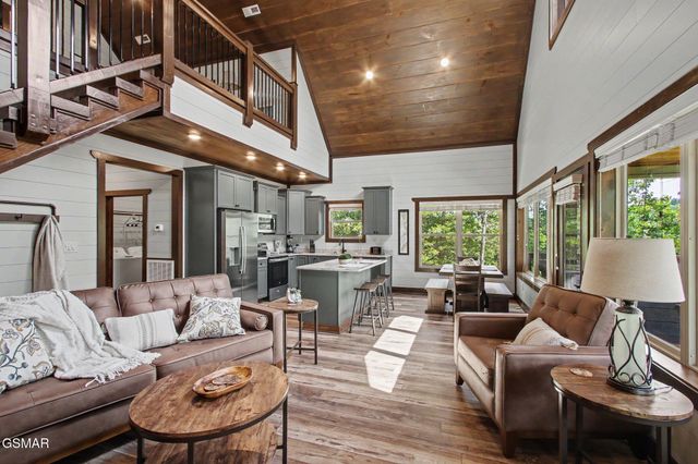 1756 Stinnett Road, Sevierville, TN 37876