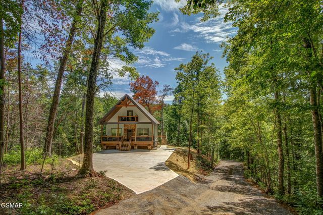 1756 Stinnett Road, Sevierville, TN 37876