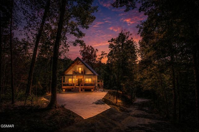 1756 Stinnett Road, Sevierville, TN 37876