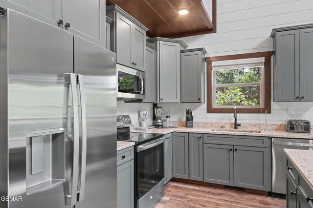 1756 Stinnett Road, Sevierville, TN 37876