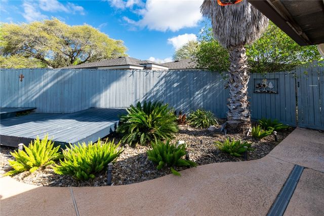 1815 Live Oak Dr, Portland, TX 78374