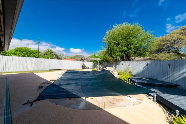 1815 Live Oak Dr, Portland, TX 78374