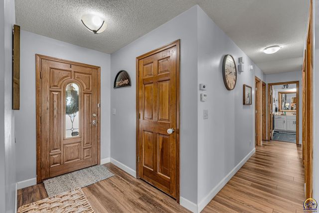 1579 SW Cheyenne Hills RD, Topeka, KS 66604