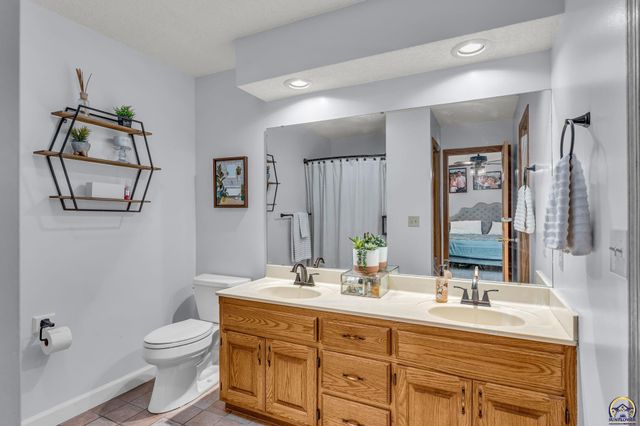 1579 SW Cheyenne Hills RD, Topeka, KS 66604