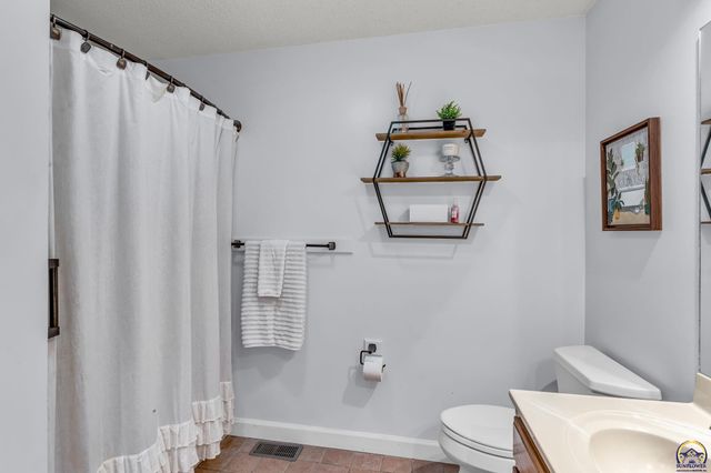 1579 SW Cheyenne Hills RD, Topeka, KS 66604