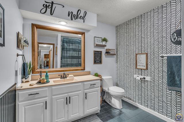 1579 SW Cheyenne Hills RD, Topeka, KS 66604