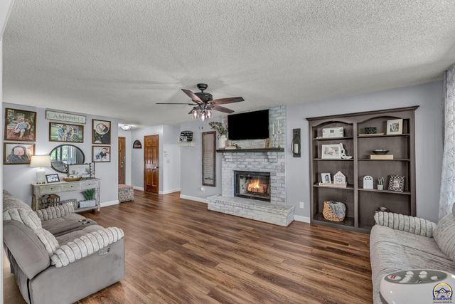 1579 SW Cheyenne Hills RD, Topeka, KS 66604