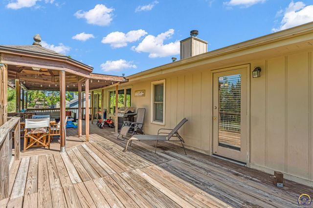 1579 SW Cheyenne Hills RD, Topeka, KS 66604