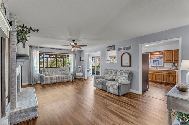 1579 SW Cheyenne Hills RD, Topeka, KS 66604