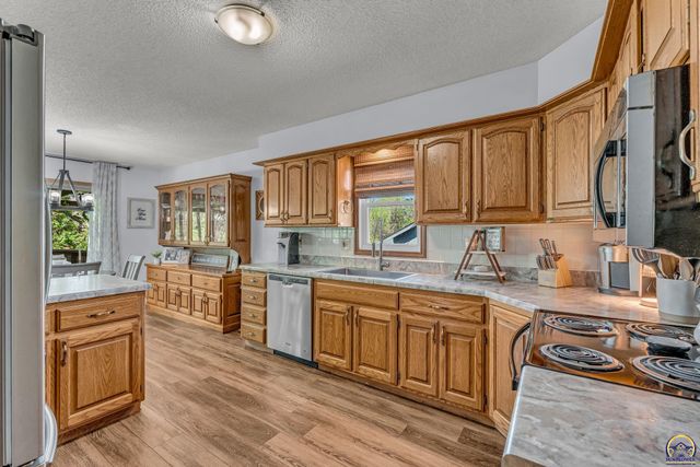 1579 SW Cheyenne Hills RD, Topeka, KS 66604