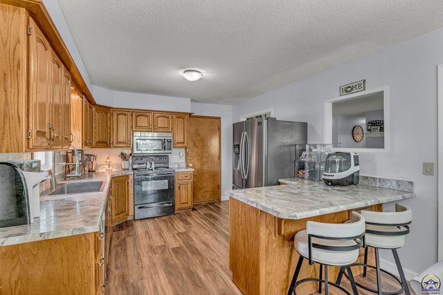 1579 SW Cheyenne Hills RD, Topeka, KS 66604