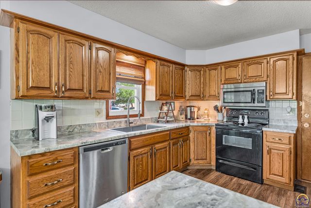 1579 SW Cheyenne Hills RD, Topeka, KS 66604