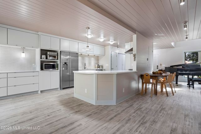 527 Front Beach Drive, 20, Ocean Springs, MS 39564