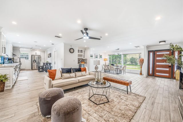 9022 Quebec Dr, Houston, TX 77096