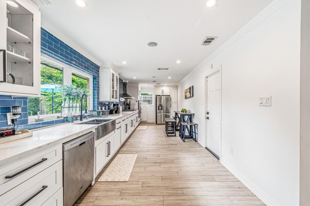 9022 Quebec Dr, Houston, TX 77096