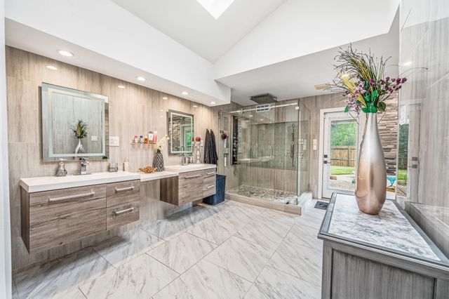 9022 Quebec Dr, Houston, TX 77096