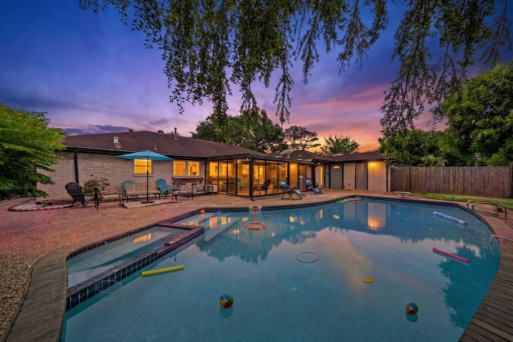 9022 Quebec Dr, Houston, TX 77096