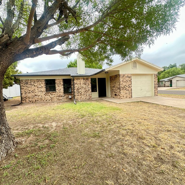 Image 3 of property listing at 1002 Alpha Circle, San Angelo, TX 76903