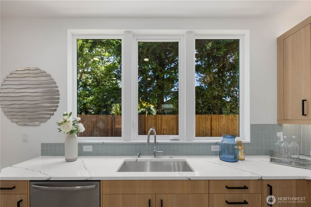 512 N 92nd Street, Seattle, WA 98103